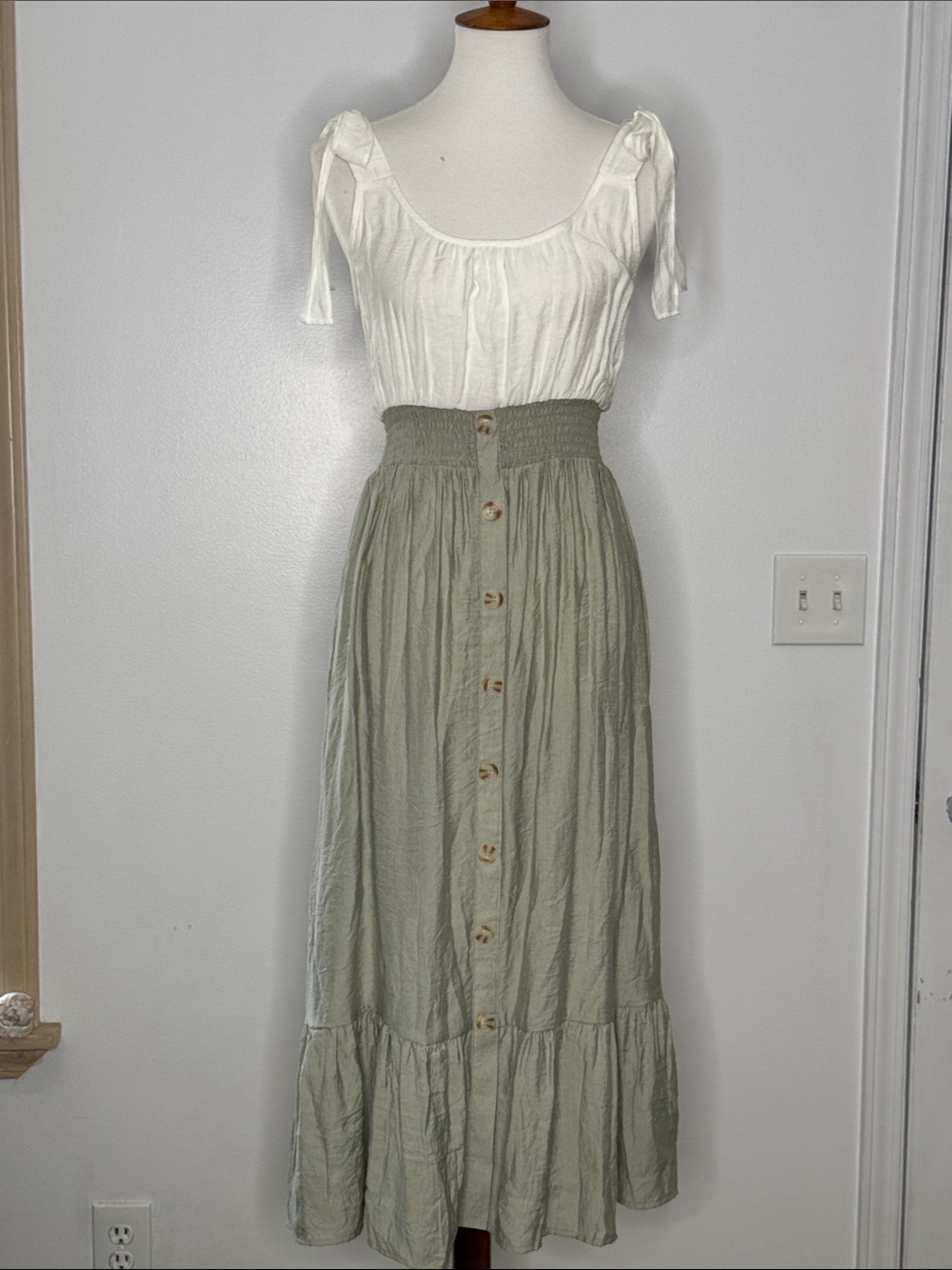Blu Pepper Cream/Sage Green Button-Front Tiered Midi Dress